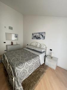 Un pat sau paturi într-o cameră la B&B Le Peonie Alloggio centrale vicino al mare +9 fotografii