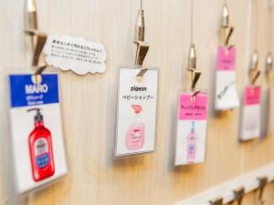 un muro con cartelli appesi a un muro di Smile Hotel Kushiro - Vacation STAY 69861v a Kushiro Altre 8 foto
