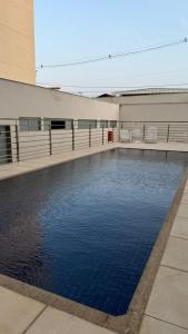Swimmingpoolen hos eller tæt på Apartamento área central portaria 24 horas