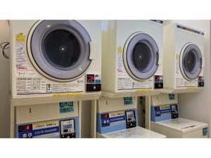 zwei Waschmaschinen sind in einem Laden ausgestellt in der Unterkunft Smile Hotel Sendai Tagajyo - Vacation STAY 84219v in Tagajo