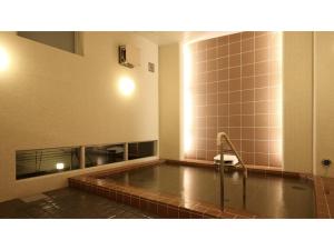 ein Bad mit Whirlpool in einem Zimmer in der Unterkunft Smile Hotel Sendai Tagajyo - Vacation STAY 84219v in Tagajo