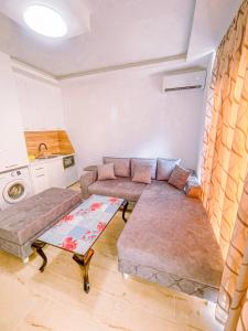 un soggiorno con due divani e un tavolo di Apartman Lazar Trebinje a Trebinje