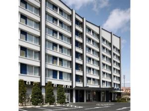 un grande edificio bianco con alberi di fronte di Smile Hotel Sendai Tagajyo - Vacation STAY 84220v a Tagajo