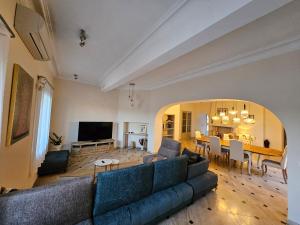 un soggiorno con divano e sala da pranzo di Mas de la tour de rey a Canet-en-Roussillon