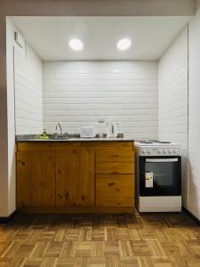 a kitchen with a sink and a stove at Hermoso Apartamento en Edificio Saint Michel in Córdoba +5 photos