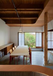 una sala da pranzo con tavolo e sedie bianchi di Otsu Guesthouse Seiseki - Vacation STAY 90442v a Otsu