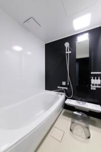 Un baño blanco con lavabo y espejo. en Sakurabashi - Vacation STAY 91888v, en Kanazawa