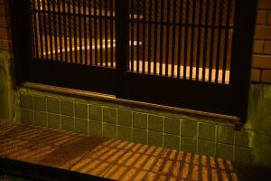 Una ventana con una reja y una cama delante. en Sakurabashi - Vacation STAY 91888v, en Kanazawa