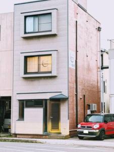 Un coche rojo aparcado delante de un edificio en Sakurabashi - Vacation STAY 91888v, en Kanazawa