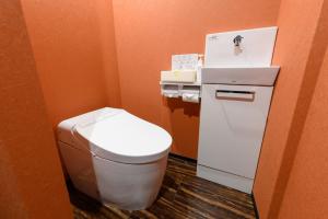 Un pequeño baño con inodoro y nevera. en Sakurabashi - Vacation STAY 91888v, en Kanazawa