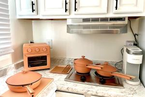 eine Küche mit zwei Töpfen auf dem Herd in der Unterkunft Sandcastle Cottage 22 - Historic oceanfront studio with direct beach access in Oceanside