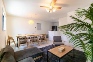 un salon avec un canapé et une table dans l'établissement Hakata-ku - House - Vacation STAY 19760, à Hakata