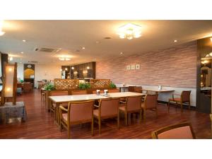 佐世保市にあるSmile Hotel Sasebo - Vacation STAY 92136vのレストラン内のテーブルと椅子のあるダイニングルーム