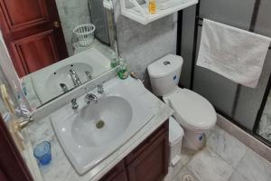 Ένα μπάνιο στο Apartamentos Torres del Sun Rise SAN ANDRES ISLAS COLOMBIA +17 φωτογραφίες