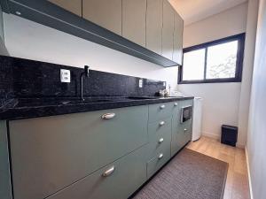 Kuchyň nebo kuchyňský kout v ubytování Apartamento 1 quarto + 12 fotografií
