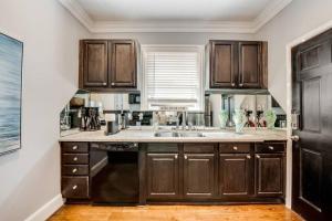 Nhà bếp/bếp nhỏ tại Elegant Swiss Ave Condo Premier Dallas Location +13 ảnh