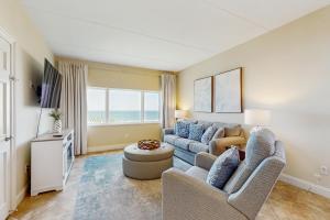 TV a/nebo společenská místnost v ubytování Ameila Island Plantation Condo with Oceanfront Balcony