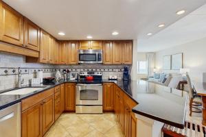 Kuchyň nebo kuchyňský kout v ubytování Ameila Island Plantation Condo with Oceanfront Balcony