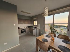 拉纳卡Majestic Sunset Salt Lake Views 300m From Beach的厨房兼餐厅，配有桌椅