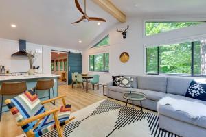 Fotografie z fotogalerie ubytování Sweetfern Gouldsboro Cabin Deck and Lake Access v destinaci Gouldsboro