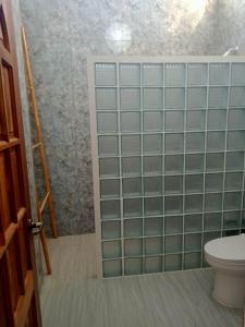 Malapasqua Island Cottage Holiday House : حمام به جدران من البلاط الأخضر ومرحاض +13 صورة