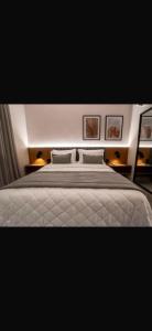 Postel nebo postele na pokoji v ubytování Pyreneus Residence + 29 fotografií