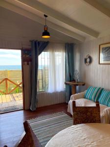 Cette chambre comprend un lit et offre une vue sur l'océan. dans l'établissement Beach house Pichilemu - Casa frente al mar, à Pichilemu