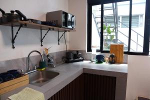 a kitchen with a sink and a microwave at Estación 1501 - Casco histórico I in Juticalpa
