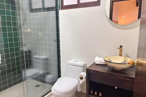 El HospitalにあるSuite romántica en Arboreaのトイレ、洗面台、シャワー付きのバスルーム +20枚の写真