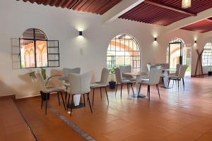 a dining room with a table and chairs at Refugio familiar en el bosque in Villa Victoria