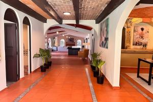 a hallway of a building with plants in it at Refugio familiar en el bosque in Villa Victoria