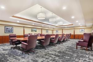 a conference room with a long table and chairs at Best Western Plus Sonora Oaks Hotel and Conference Center in Sonora +45 photos