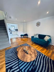 ein Wohnzimmer mit Tisch und Couch in der Unterkunft Cozy Home In Headington, Oxford in Oxford