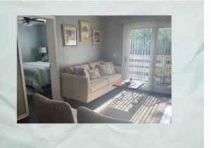 Χώρος καθιστικού στο Condo Close To Beach & Golfing +5 φωτογραφίες