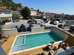 The swimming pool at or close to Apartmani Nilaj