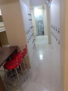 Un pasillo con sillas rojas en un baño. en Residencia, en Lima