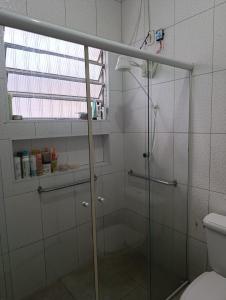 サンパウロにあるQuarto -Metrô Jabaquara e Expo SP!のガラス張りのシャワーとトイレ付きのバスルーム