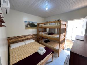 a room with two bunk beds and a refrigerator at CASA BRANCA - Jijoca de Jericoacoara in Jijoca de Jericoacoara