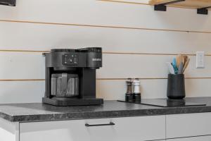 Kuchyň nebo kuchyňský kout v ubytování NEW - Modern Cabin in Glamping Resort Sleeps to 6