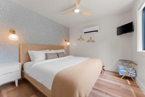 Postel nebo postele na pokoji v ubytování NEW - Modern Cabin in Glamping Resort Sleeps to 6