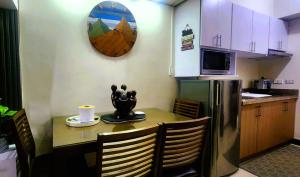 Η κουζίνα ή μικρή κουζίνα στο The Baguio Comfort Hub - 2 BR - Free Parking - Highspeed WIFI - Netflix - Great View +28 φωτογραφίες