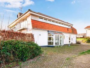 an old white house with an orange roof at Luxury Seaside Retreat - By Traum Ferienwohnungen in Årøsund