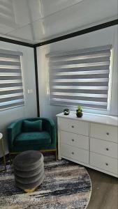 Foto dalla galleria di Cozy Foldable Container Pipestem Getaway For 2 a Pipestem Altre 28 foto