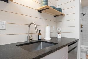 Kuchyň nebo kuchyňský kout v ubytování NEW - Modern Cabin in Glamping Resort Sleeps to 6