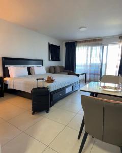 Giường trong phòng chung tại Maho Beach Beautiful Garden Studio +15 ảnh