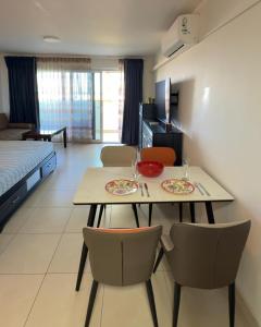 Giường trong phòng chung tại Maho Beach Beautiful Garden Studio