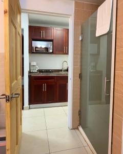 Phòng tắm tại Maho Beach Beautiful Garden Studio