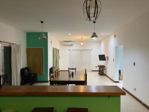 サン・ペドロにあるCiudad Abierta San Pedro Bs Asの緑の壁のリビングルーム(木製テーブル付)