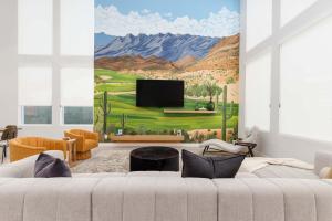 un salon avec une télévision et un canapé dans l'établissement Modern Dreamland in Old Town, à Scottsdale