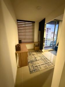a room with a desk and a window with a newspaper at Apartamento súper dotado con aire acondicionado in Valledupar +8 photos
